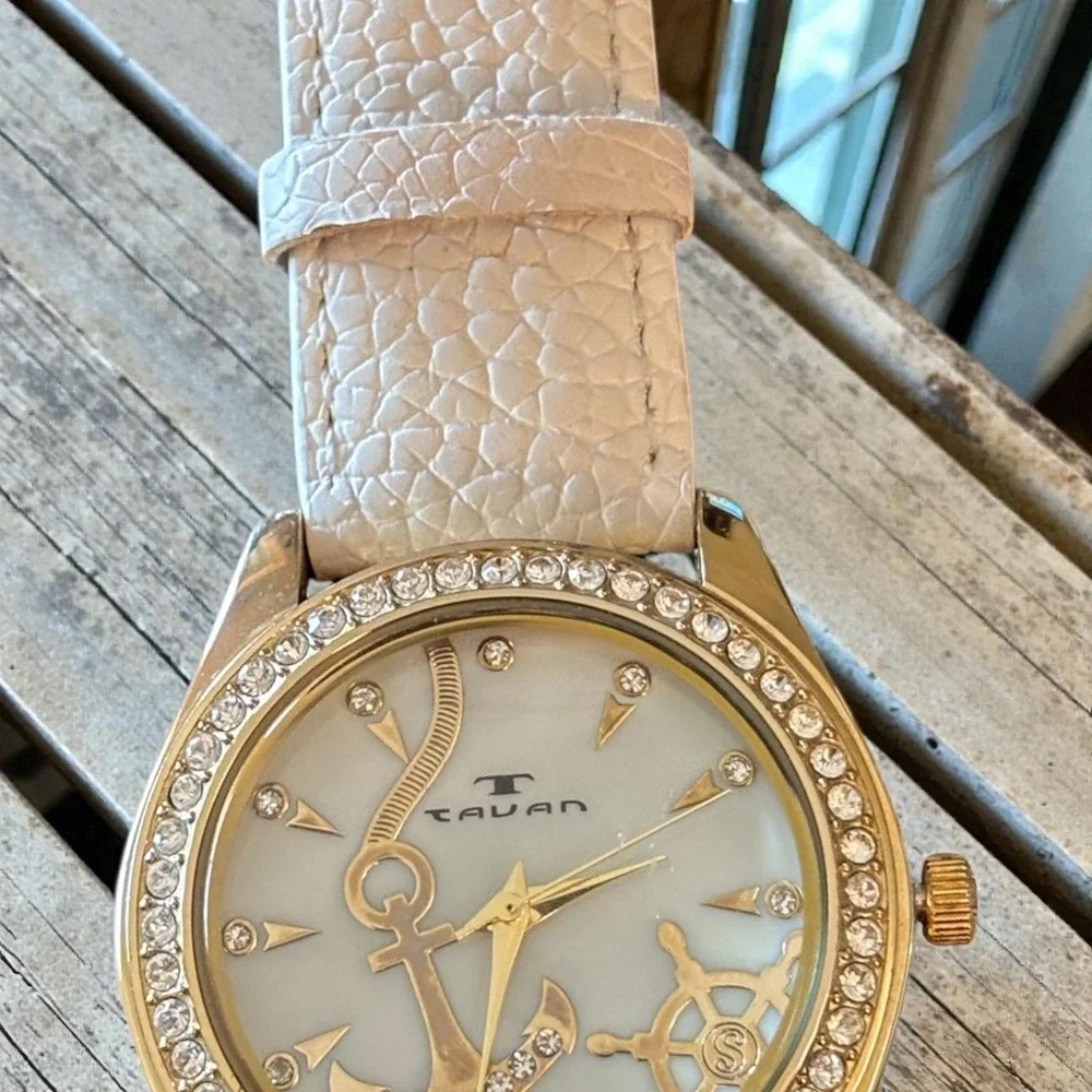 Tavan Womens Gold Tone Rhinestone Anchor Ship Wheel Pearl Face New‎ Battery